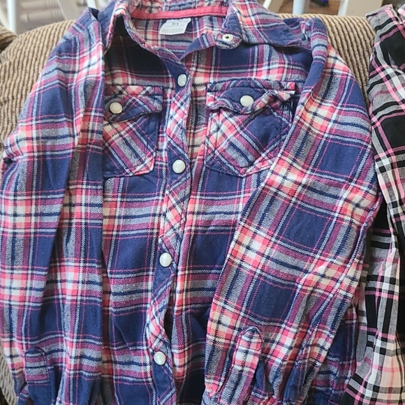 3 flannel shirts - Picture 2 of 9